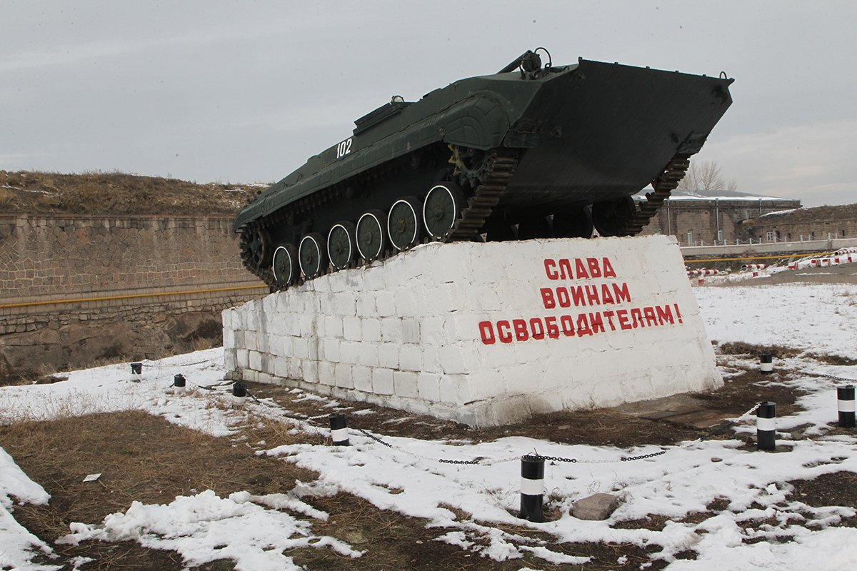 Танк на территории 102-й военной базы в Гюмри. Фото: Саша Мордовец / Getty Images