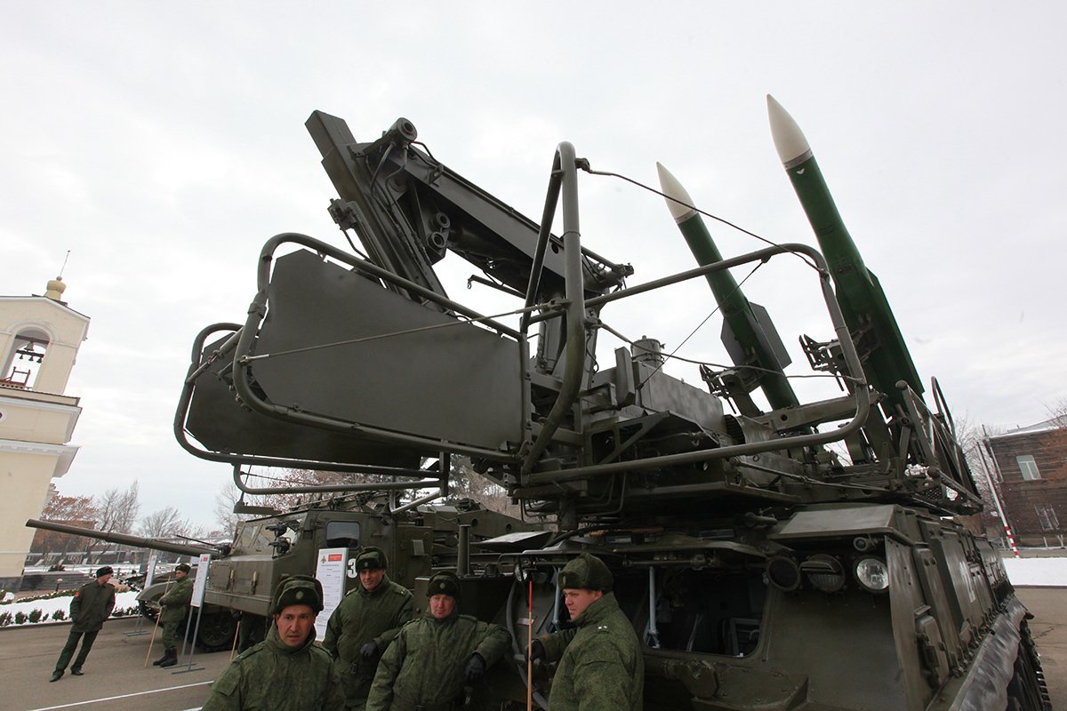 Солдаты стоят возле техники на 102-й военной базе в Гюмри. Фото: Саша Мордовец / Getty Images